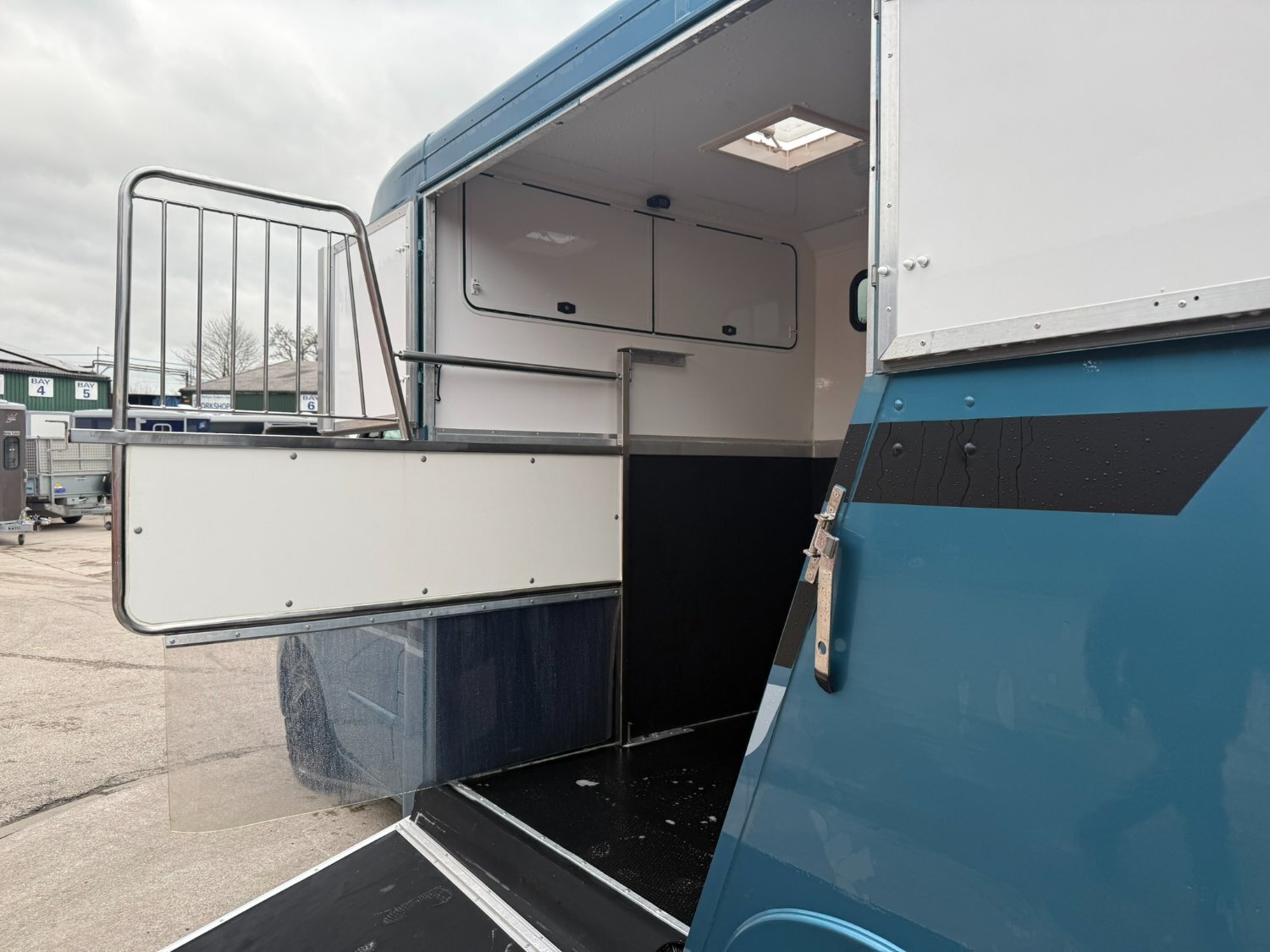 Liberty  Renault Horsebox - Trailers & Horseboxes