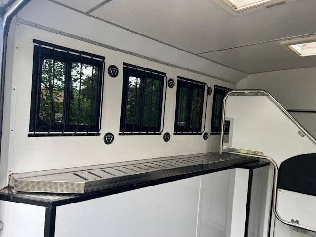 Equi-Trek Endeavour Excel Isuzu Trucks Horsebox - Trailers & Horseboxes in Farnborough