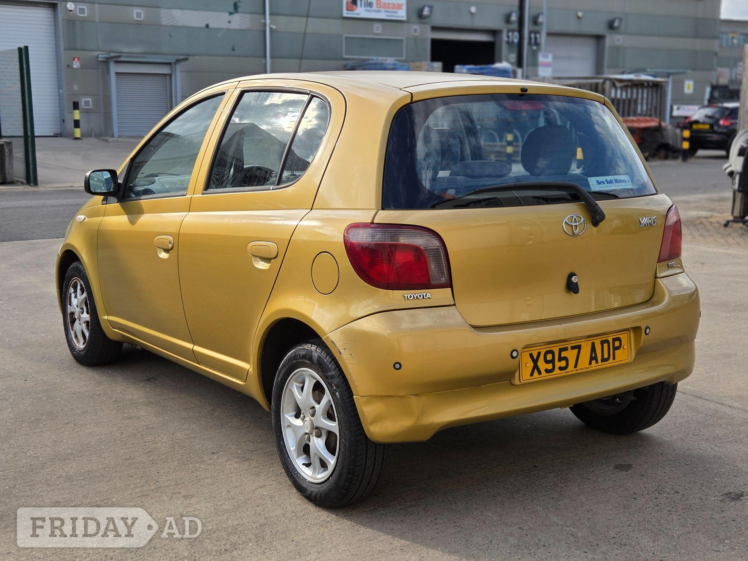 Toyota Yaris 2000 - Cars in Slough