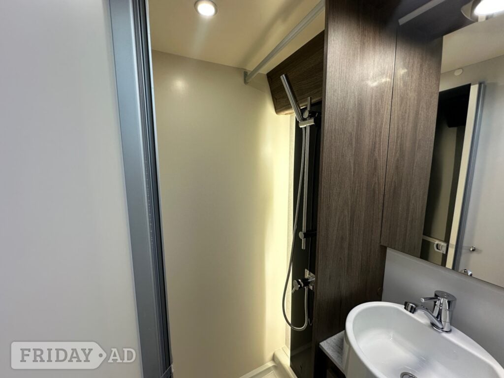 [4 berth ]Roller Team T-Line 590