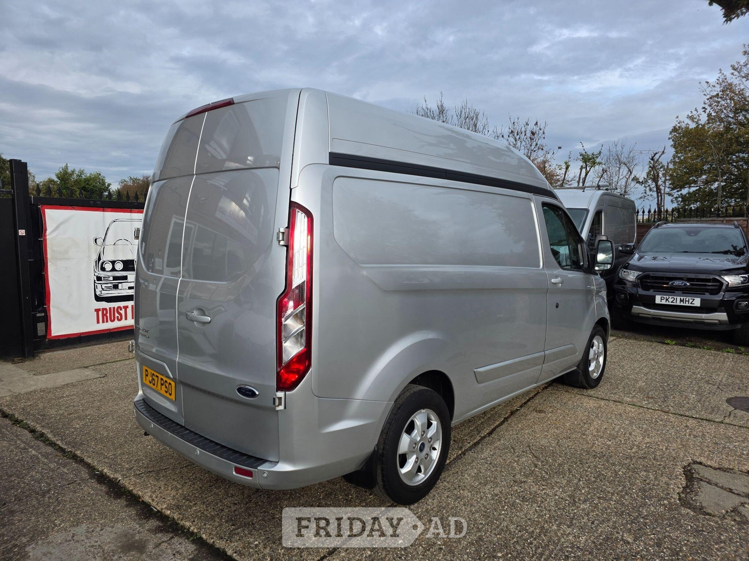 [ berth ]Ford Transit Custom