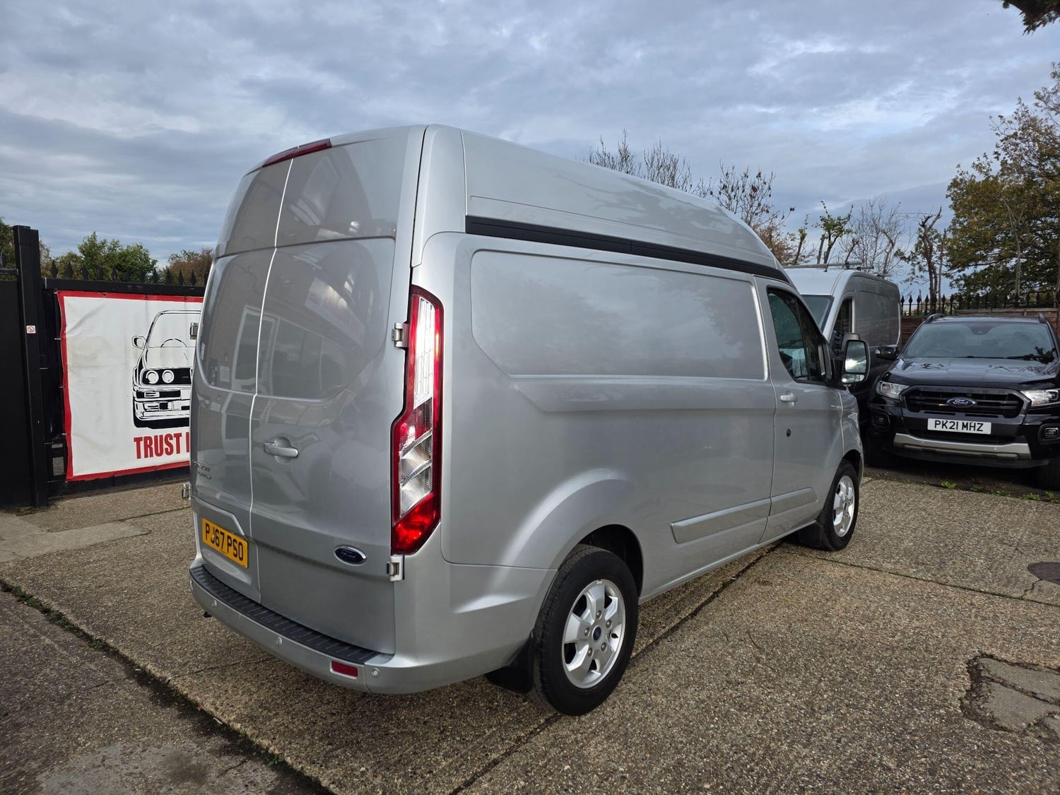 [ berth ]Ford Transit Custom