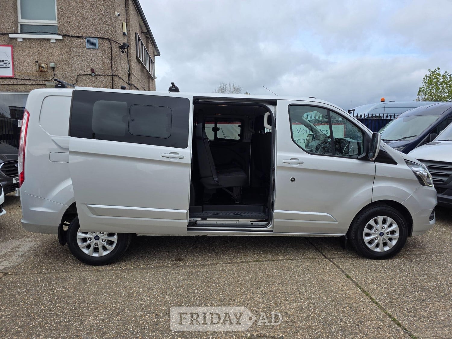 [ berth ]Ford Transit Custom
