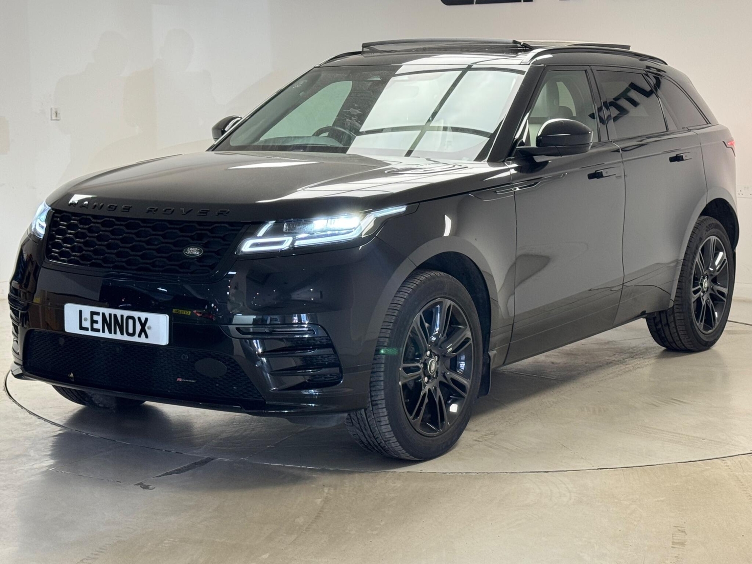 [ berth ]Land Rover Range Rover Velar