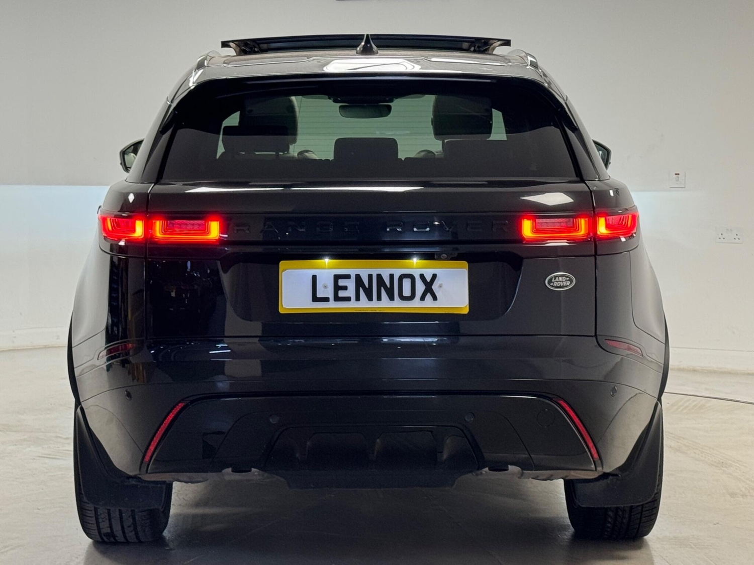 Land Rover Range Rover Velar 2023 - Cars