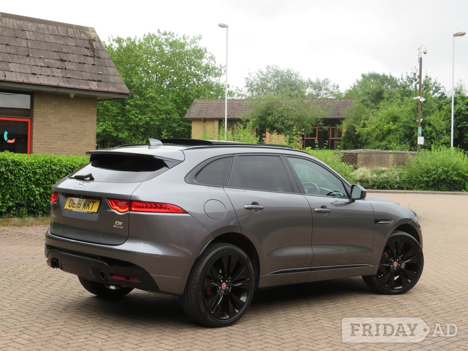 [ berth ]Jaguar F-Pace