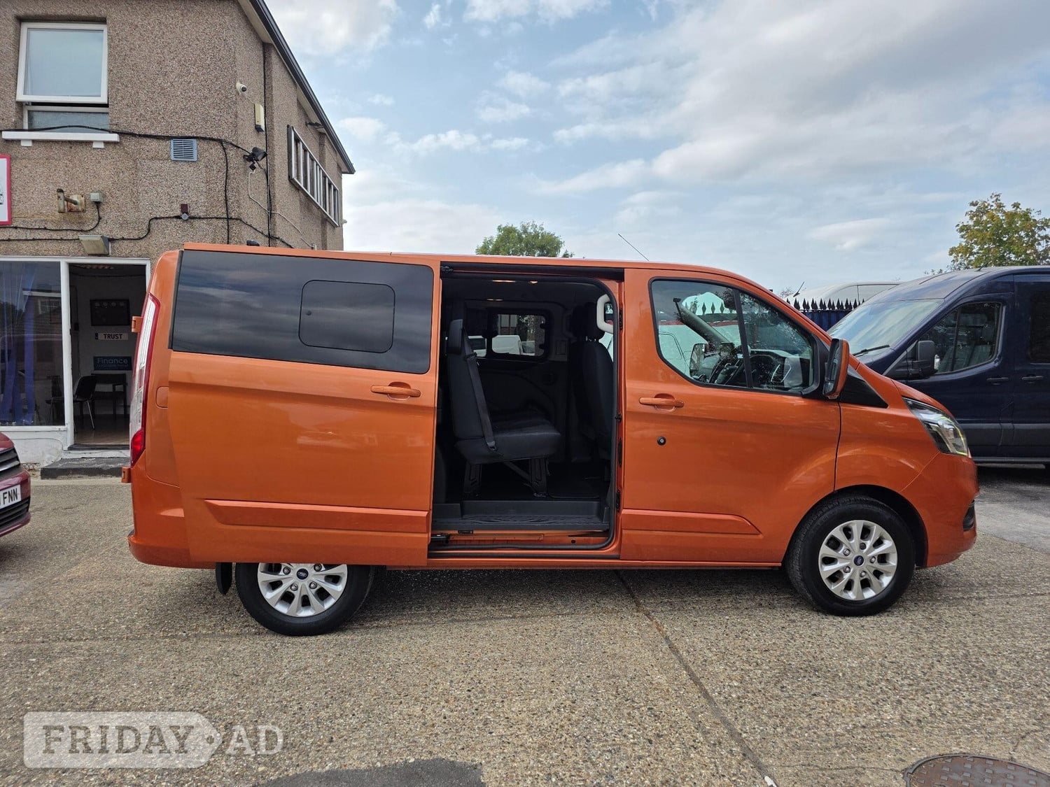 [ berth ]Ford Transit Custom