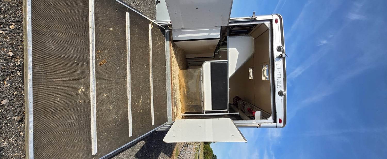 Equi-Trek Endeavour Excel Isuzu Horsebox - Trailers & Horseboxes