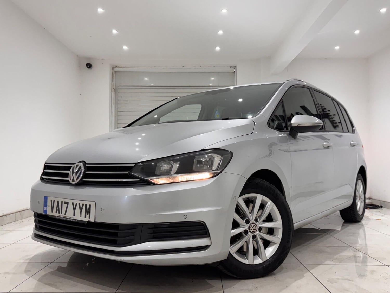Volkswagen Touran 2017 - Cars in Hounslow