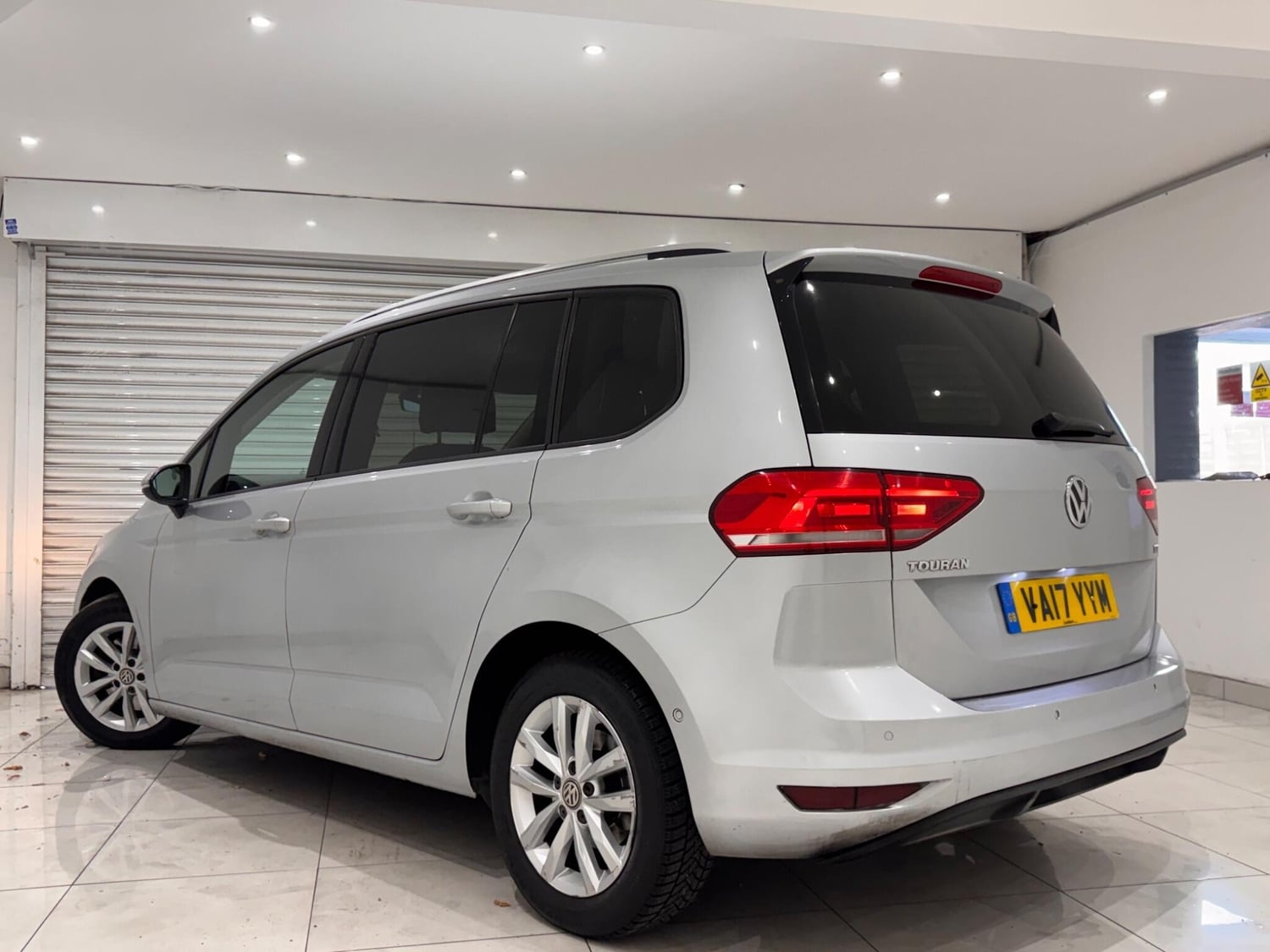 Volkswagen Touran 2017 - Cars