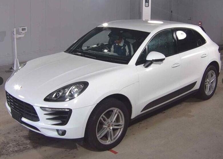 [ berth ]Porsche Macan