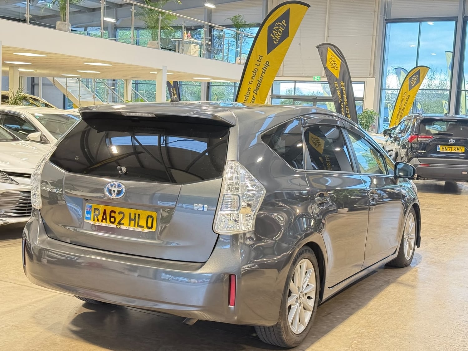 [ berth ]Toyota 7 Seat Prius