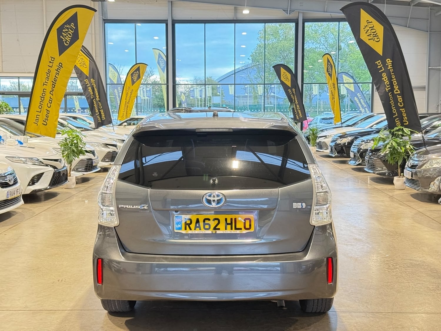 Toyota 7 Seat Prius 2012 - Cars in Reading
