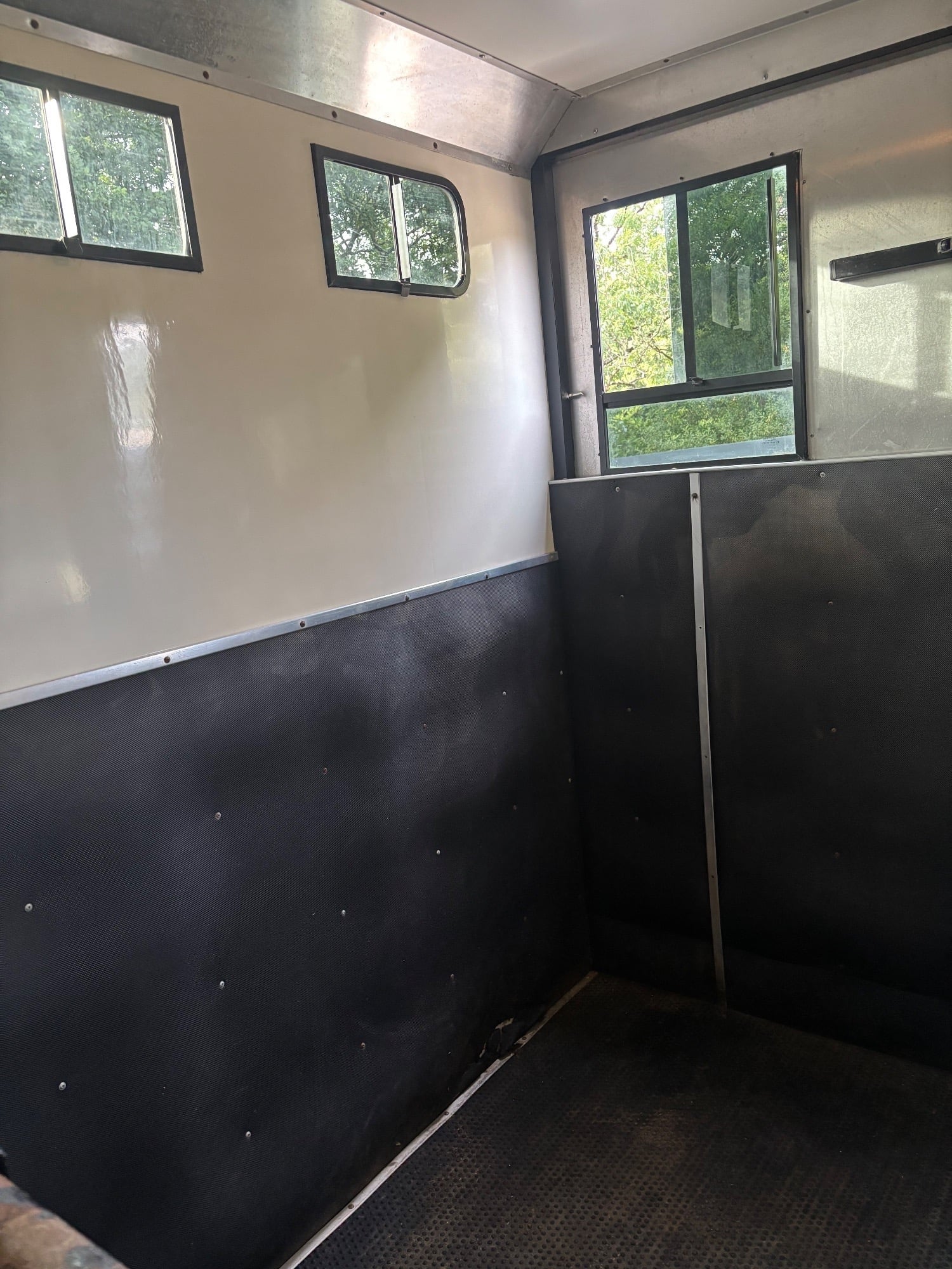 [ berth ]LM Horseboxes 