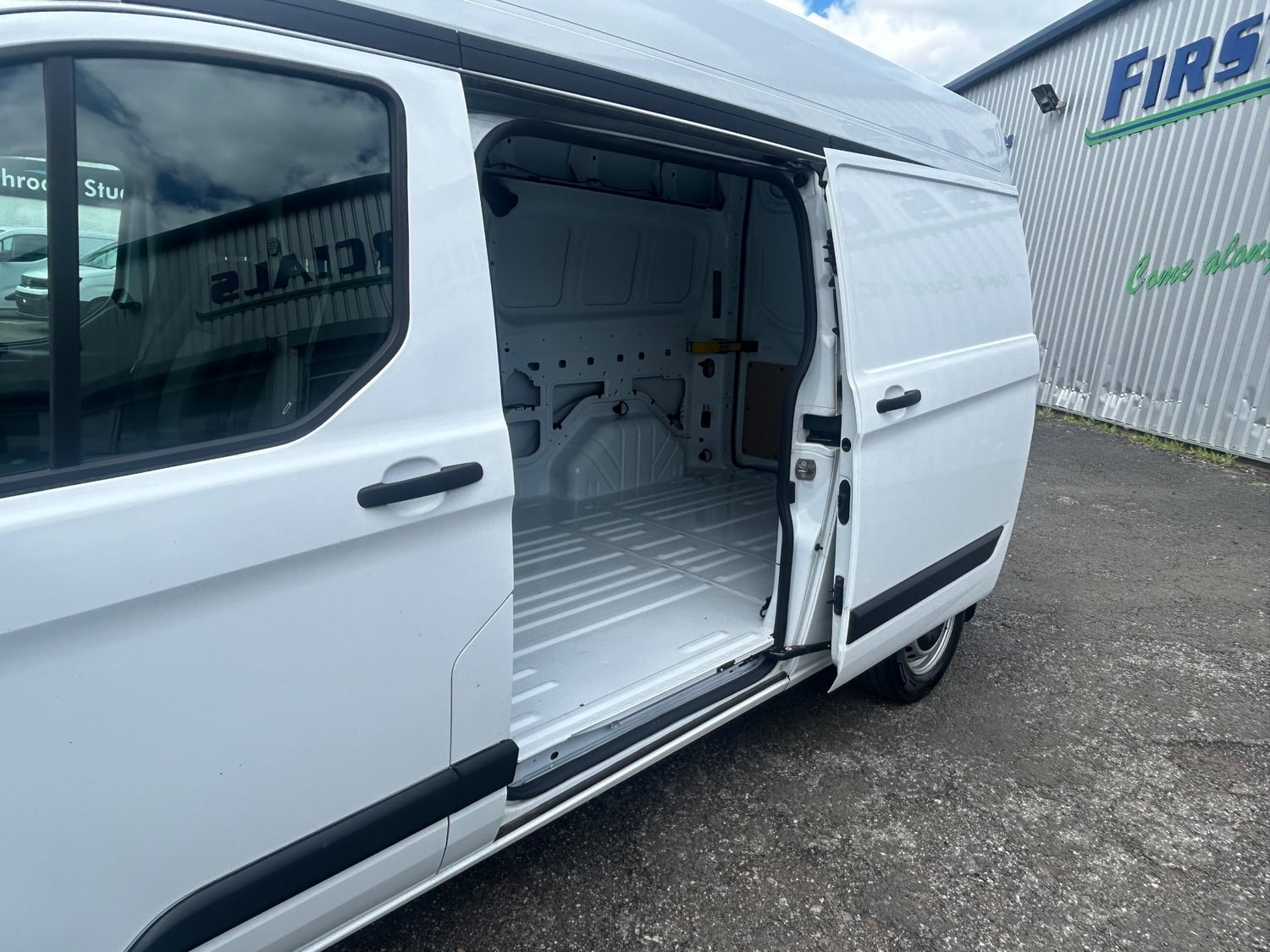 Ford Transit Custom 2026 - Vans & Commercial Vehicles