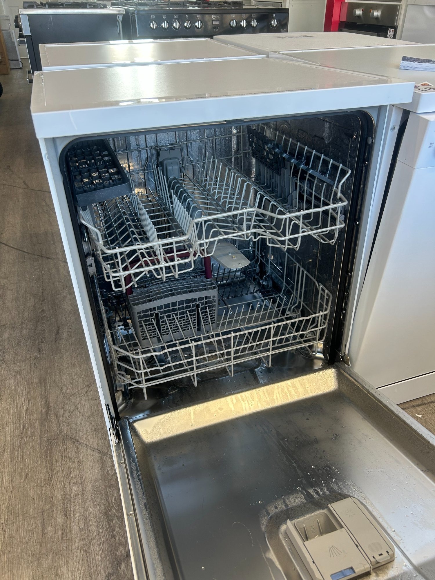 BLOMBERG DISH WASHER