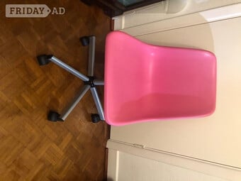 Chair on wheels, adjustable height