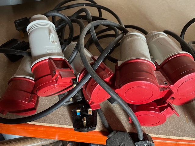 SCAME  SOCKETS TO TAKE 5 PIN PLUG, SHORT LEADS TO 13 AMP PLUGS - Computers & Electronics in Eastbourne