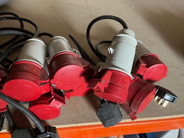 SCAME  SOCKETS TO TAKE 5 PIN PLUG, SHORT LEADS TO 13 AMP PLUGS - Computers & Electronics