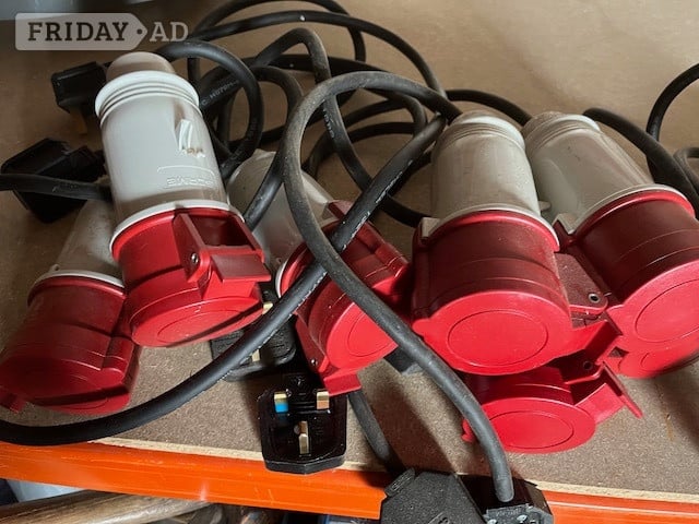 SCAME  SOCKETS TO TAKE 5 PIN PLUG, SHORT LEADS TO 13 AMP PLUGS - Computers & Electronics in Eastbourne