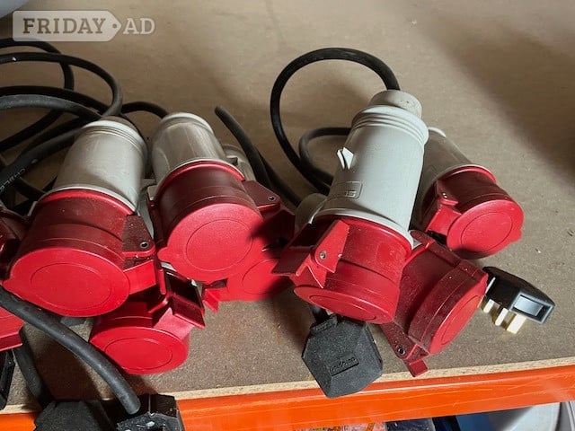 SCAME  SOCKETS TO TAKE 5 PIN PLUG, SHORT LEADS TO 13 AMP PLUGS - Computers & Electronics
