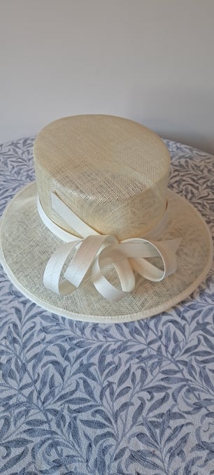 LADIES’ PALE CREAM FORMAL OCCASION HAT 