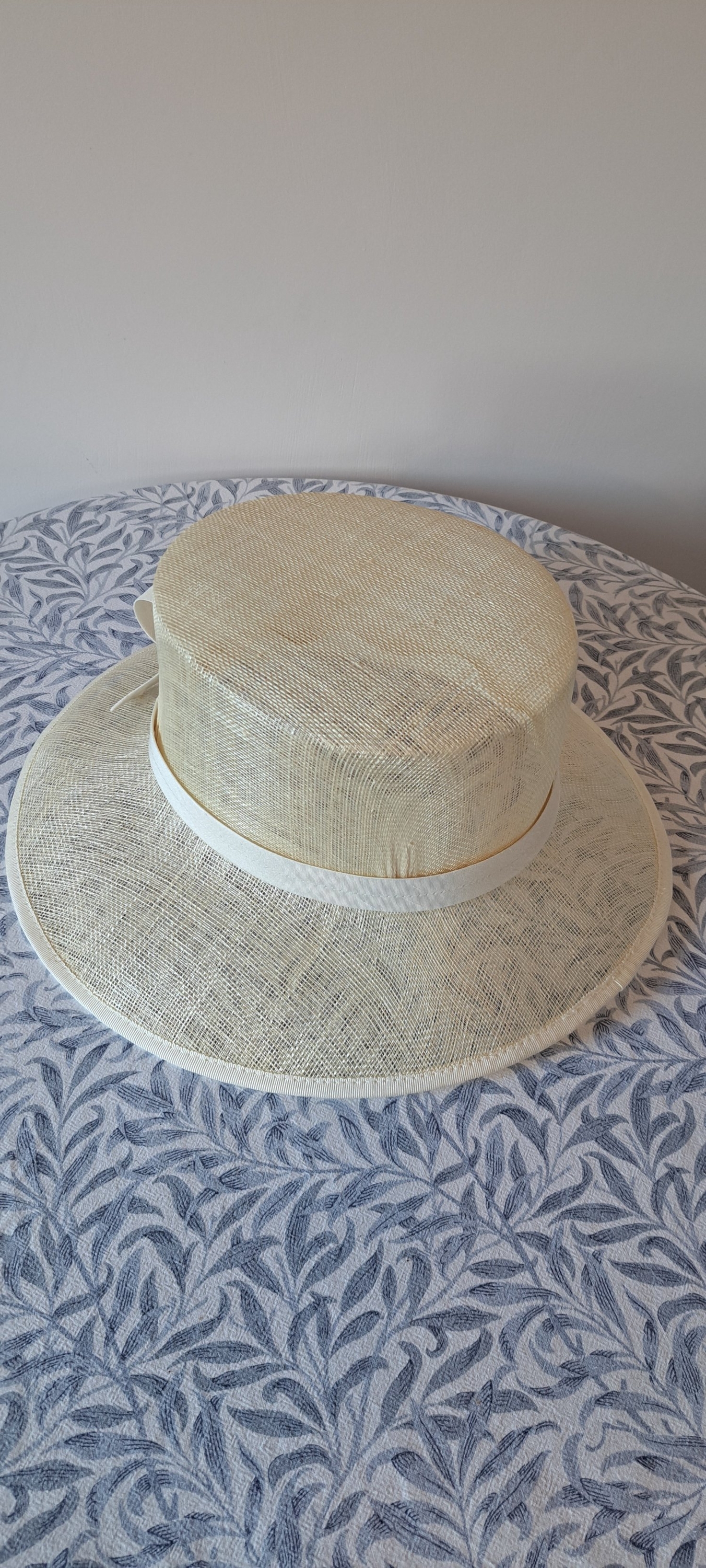 LADIES’ PALE CREAM FORMAL OCCASION HAT 