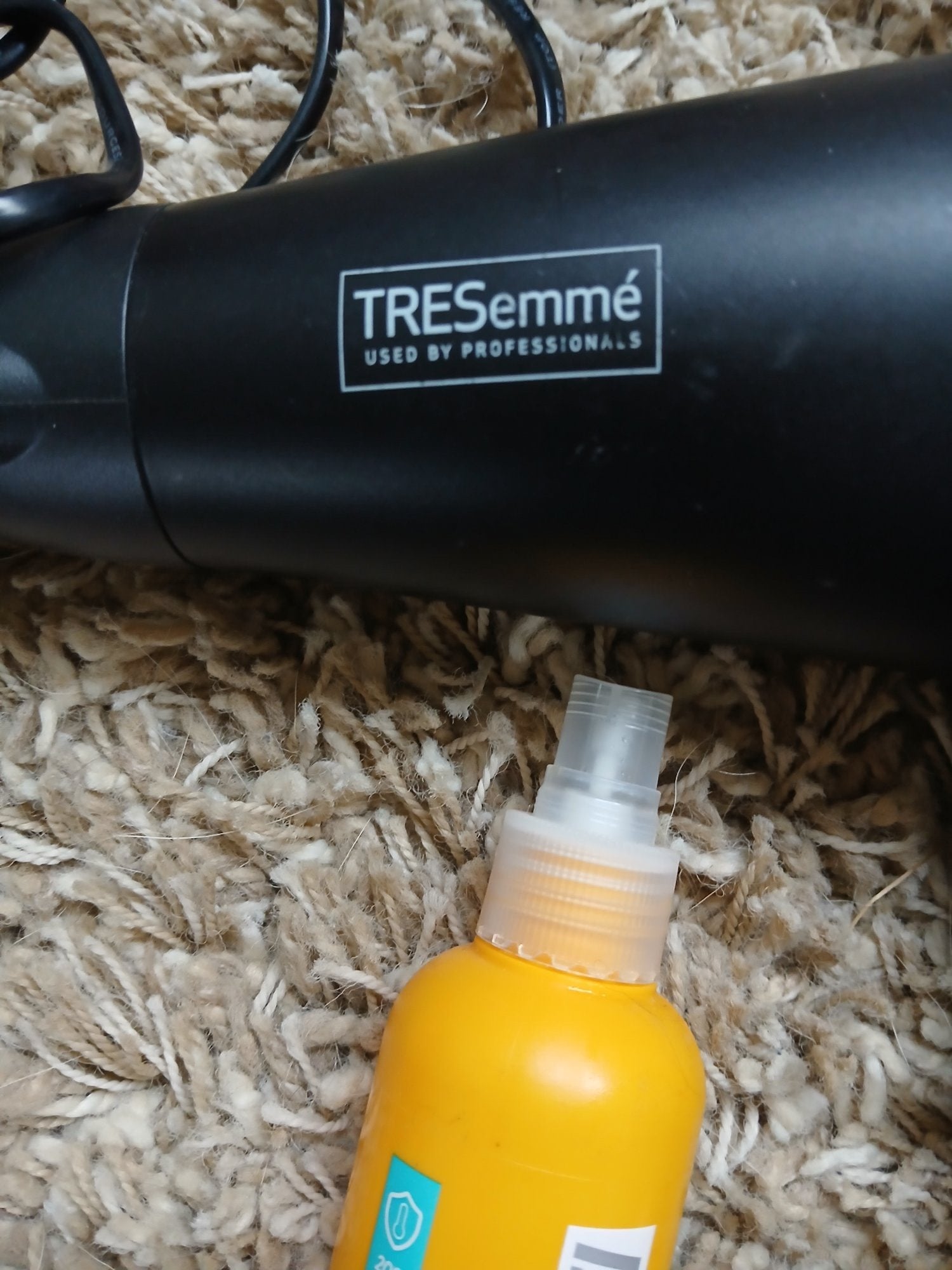 Hairdryer and hairstraightners case and heat protection spray Tun