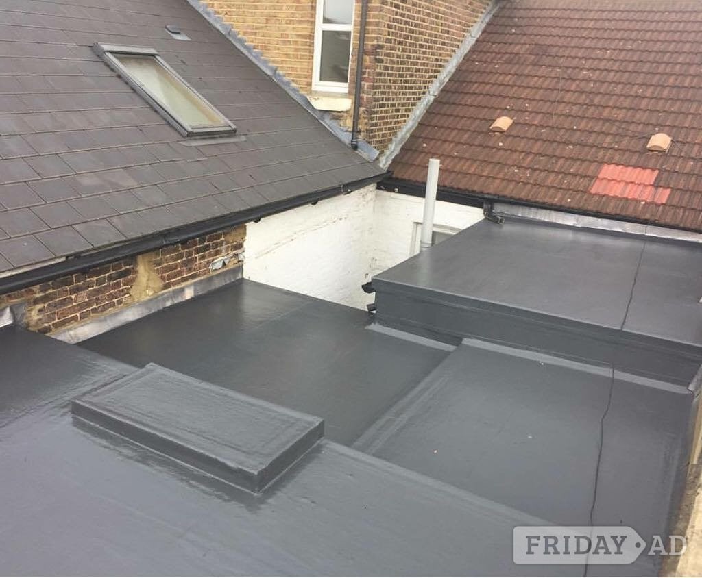 Roofer and trainee roofer in Crawley