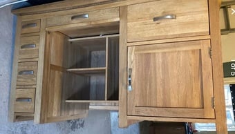 Absolutely stunning solid real oak desk. 60 inches long X 33 inch