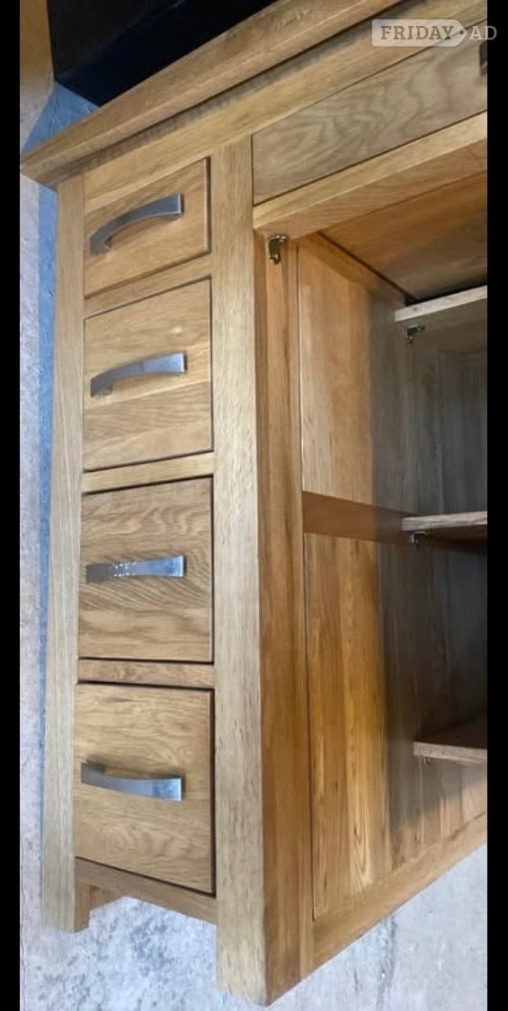 Absolutely stunning solid real oak desk. 60 inches long X 33 inch