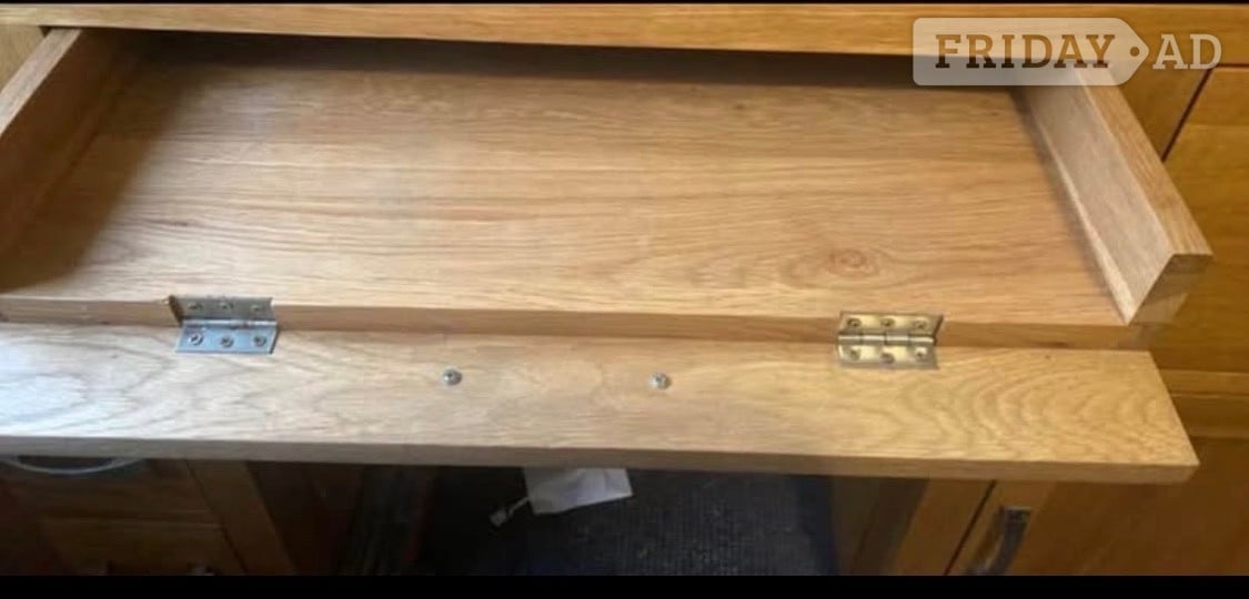 Absolutely stunning solid real oak desk. 60 inches long X 33 inch - Furniture in Wellingborough