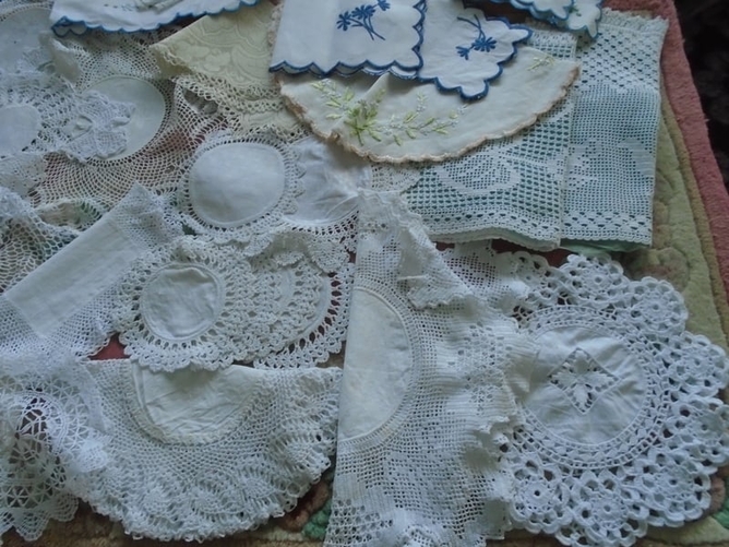 various collections of laces/crochets/embrodiery and the like. dressing table sets, runners  etc. - Antiques & Collectables