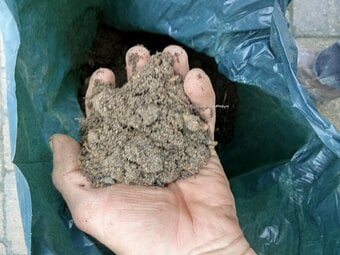 Top soil second hand, bagged up