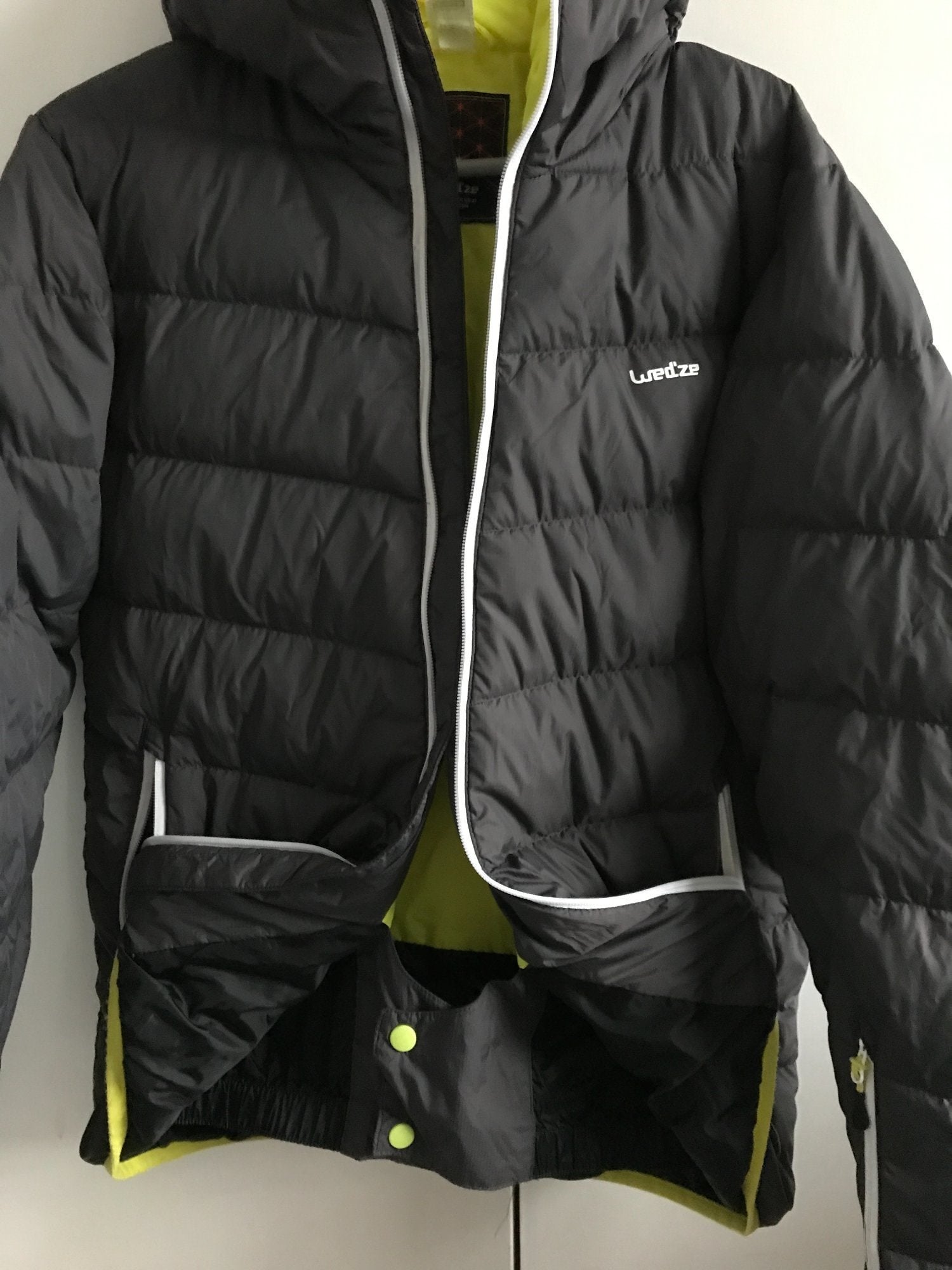 Wed'ze adult ski jacket size small with lift pass zip on sleeve 