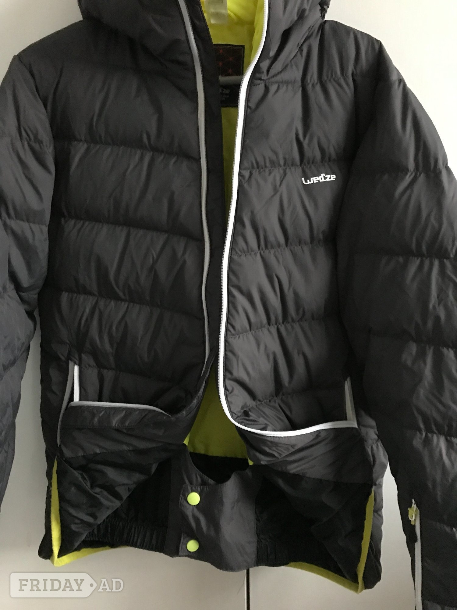 Wed'ze adult ski jacket size small with lift pass zip on sleeve 
