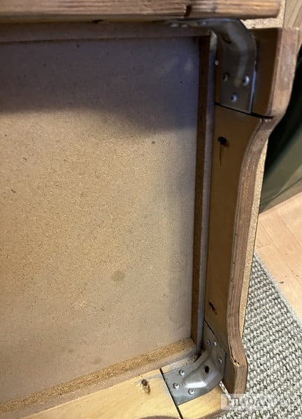 Eastbourne A Square table with removable screw and nut legs