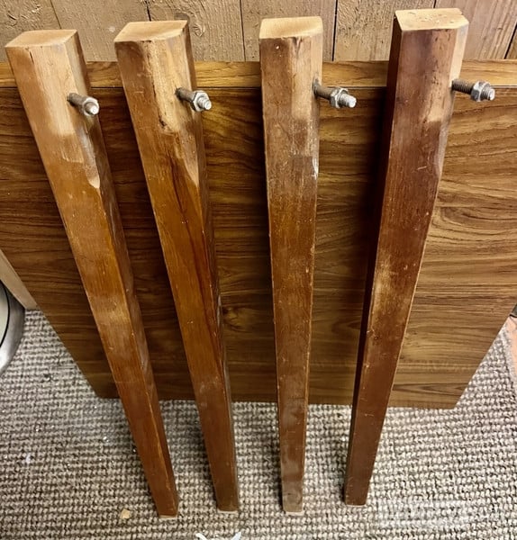 A Square table with removable screw and nut legs - Furniture in Eastbourne