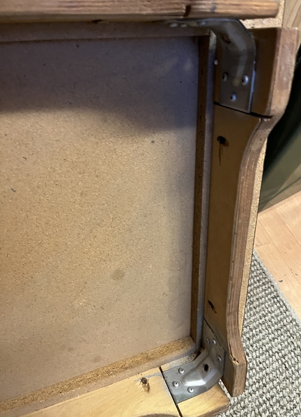 Eastbourne A Square table with removable screw and nut legs