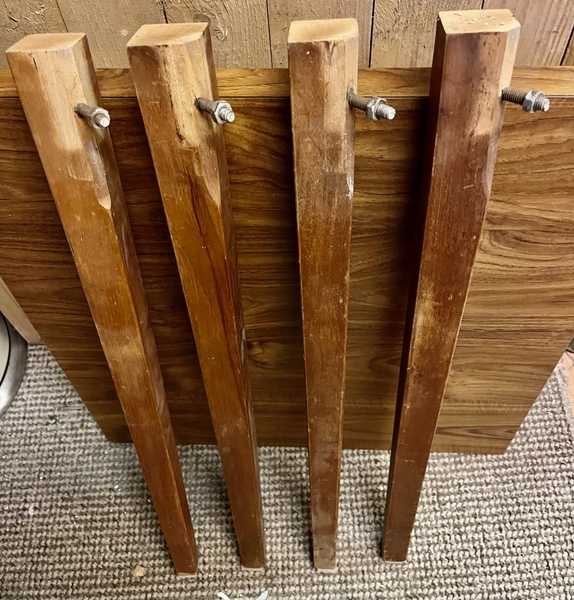 A Square table with removable screw and nut legs - Furniture in Eastbourne