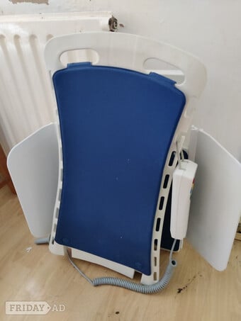 Bath lift plus remote control, good condition cost £200 new.