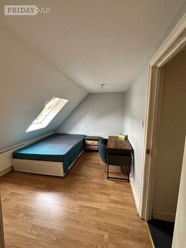 Loft Double Room Available in Croydon