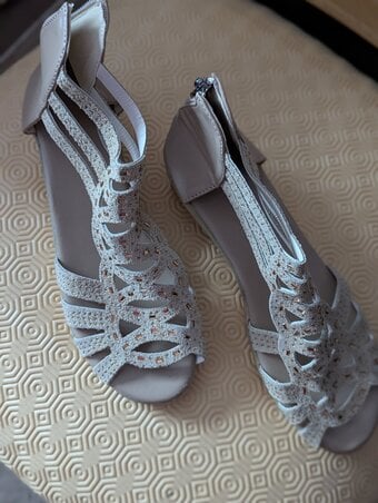 Beige shoes never worn size 5 