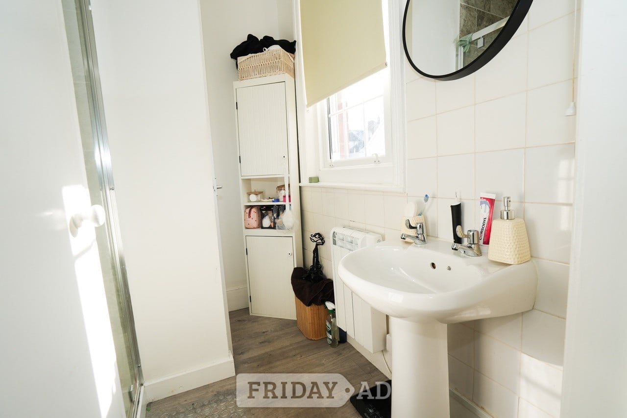 BEXHILL TOWN CENTRE - Self-contained immaculate studio