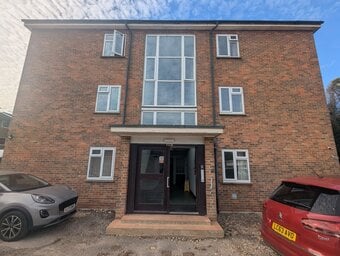 Spacious, purpose-built grand floor apartment * 2/3 bedroom