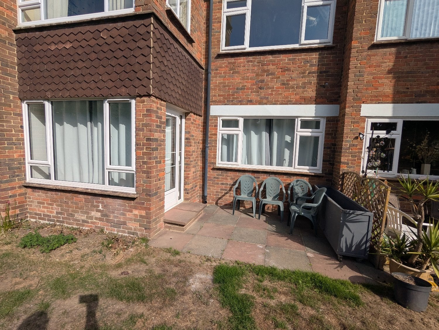 Spacious, purpose-built grand floor apartment * 2/3 bedroom - Flats & Apartments