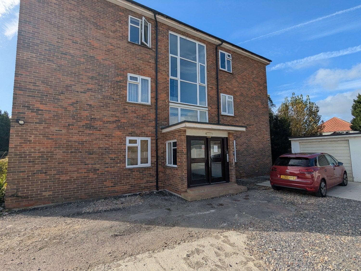 Spacious, purpose-built grand floor apartment * 2/3 bedroom