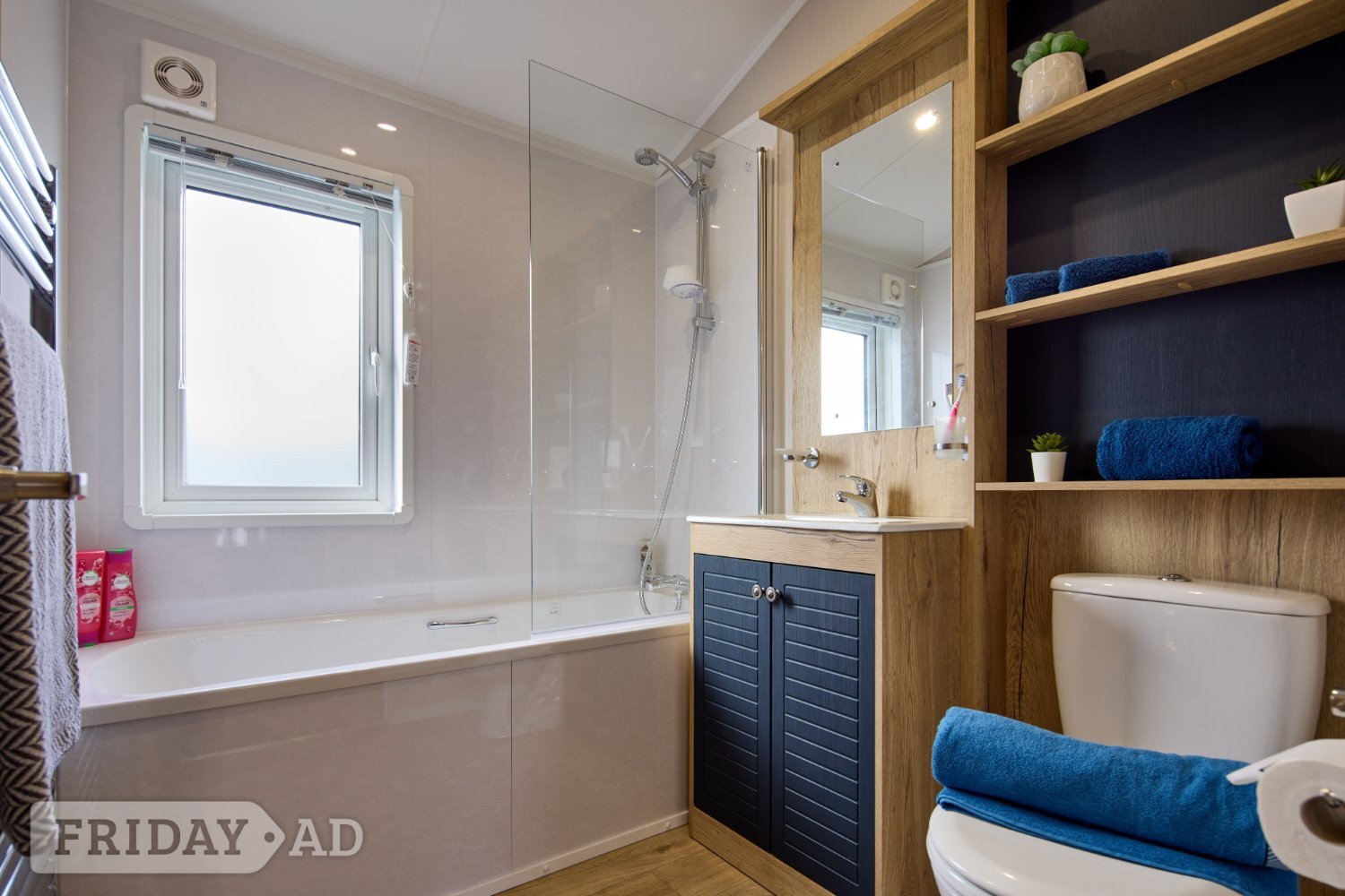 Willerby New Holland Luxury Lodge (2026) - Motorhomes & Caravans in Saxmundham