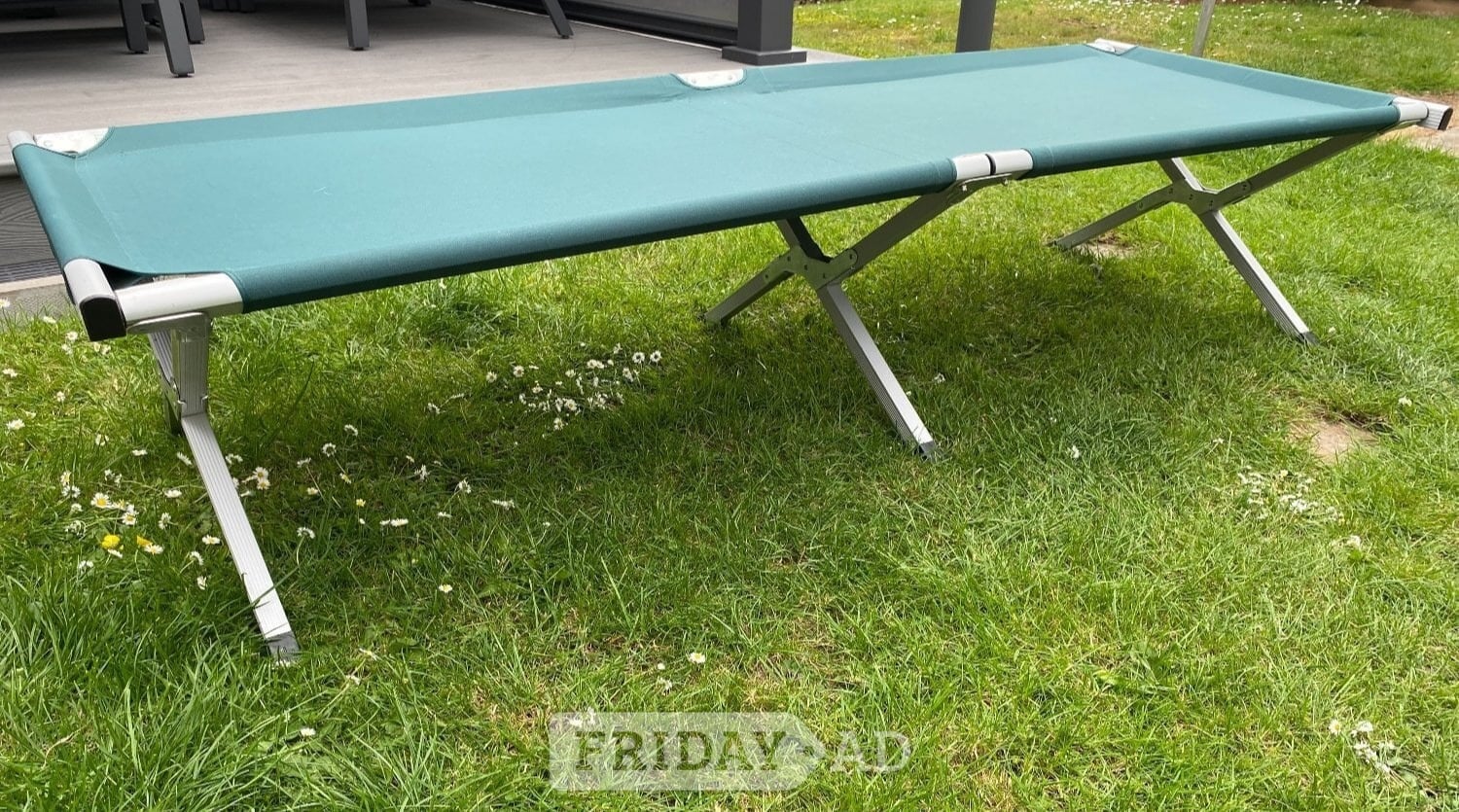 Single folding aluminium camp bed For Sale