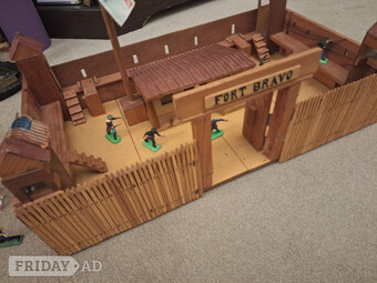 HANDMADE WESTERN FORT WITH SOLDIER ,COWBOY AND INDIAN FIGURES 